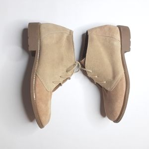 Eddie Bauer tan suede shoelace oxford low cut brown ankle booties. Women size 9.